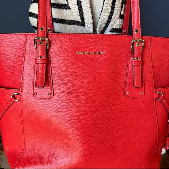 Michael Kors Voyager Large Saffiano Leather Tote - Picture 6 of 14